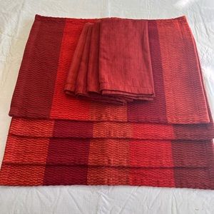 Crate and barrel set of four placemats and four napkins